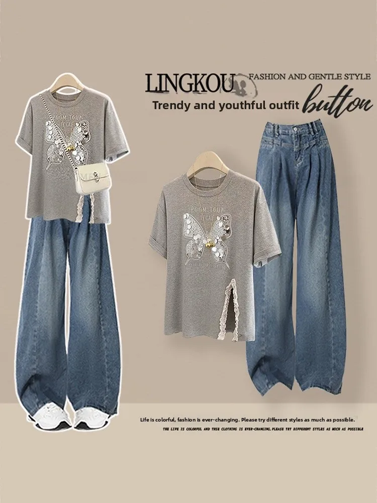 

Комплект из двух предметов: джинсовые брюки с высокой талией и широкими штанинами, а также футболка с пайетками и кружевными вставками. Модный женский летний ансамбль.