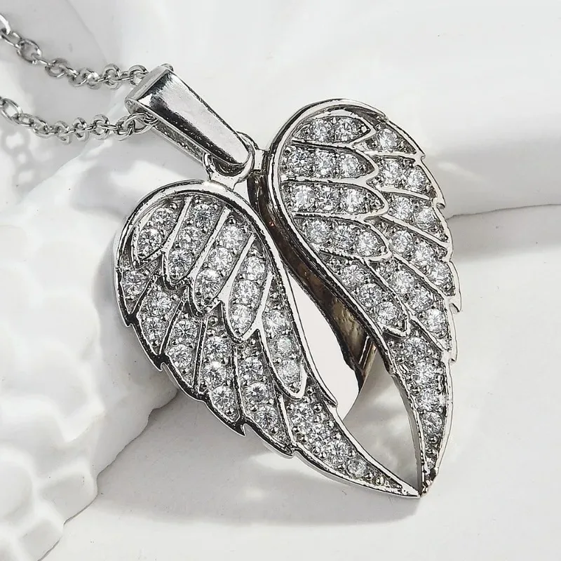 ファッショナブルでトレンディなネックレス、ハート型のウィングネックレスは、女性向けのスタイリッシュなハート型の鎖骨ネックレスです。