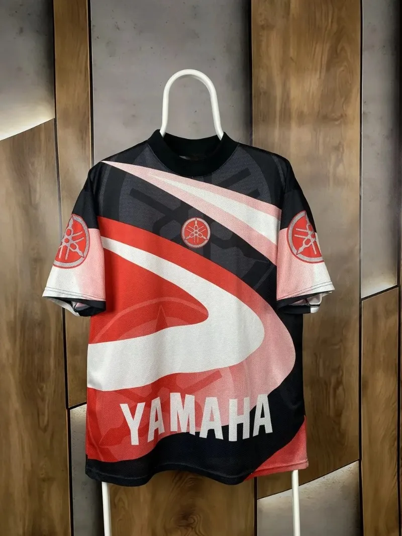 

Летний модный тренд 2026 года: Красно-черная футболка Yamaha для мужчин и женщин – удобная спортивная одежда для езды на мотоцикле