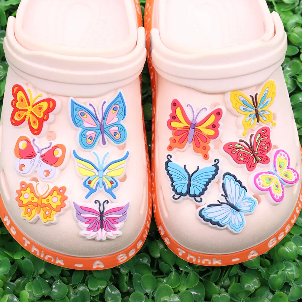 Mix 50pcs ciondoli per scarpe in PVC cartone animato animale insetto colorato farfalla sandali scarpe decorazione pantofola accessori regalo per feste per bambini