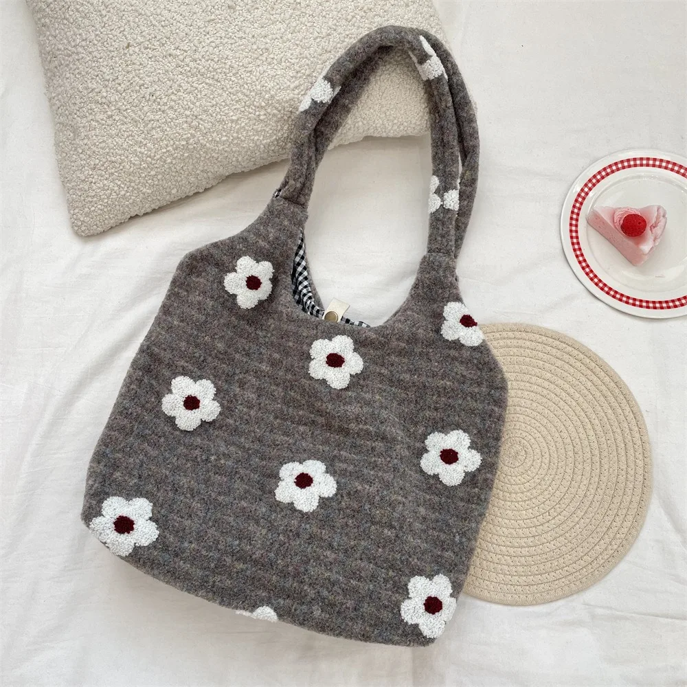 

Fashion Cusual Embroidery Flower Tote Bag Large Capacity Love Heart Underarm Bag Sweet All-match Fluffy Shoulder Bag Shopping