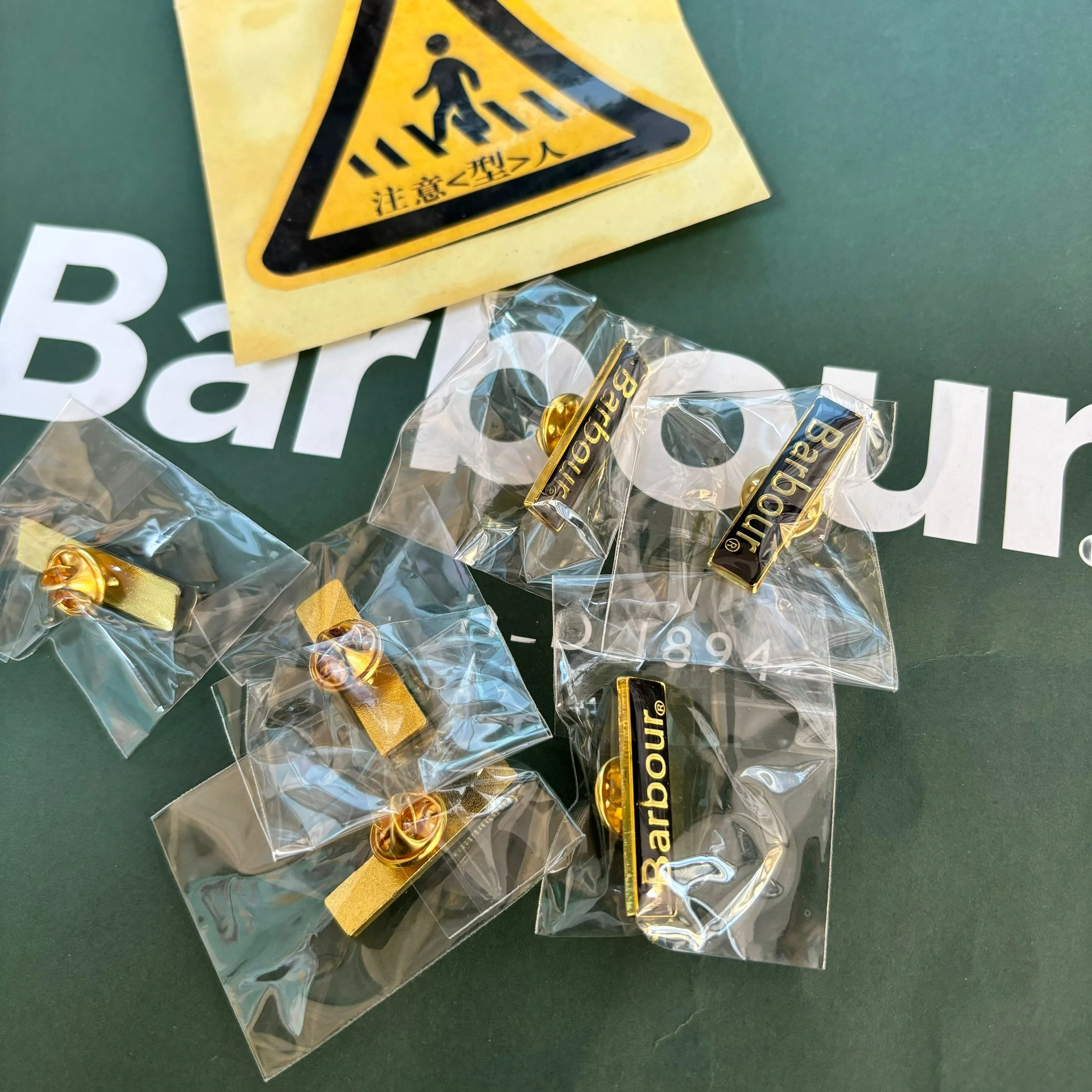 دبوس شعار باربور الكلاسيكي، إكسسوارات سترة الزيت والشمع، شعار، مشبك فراشة معاصر، هدية ثقافية إبداعية من سبيكة معدنية للمعارض