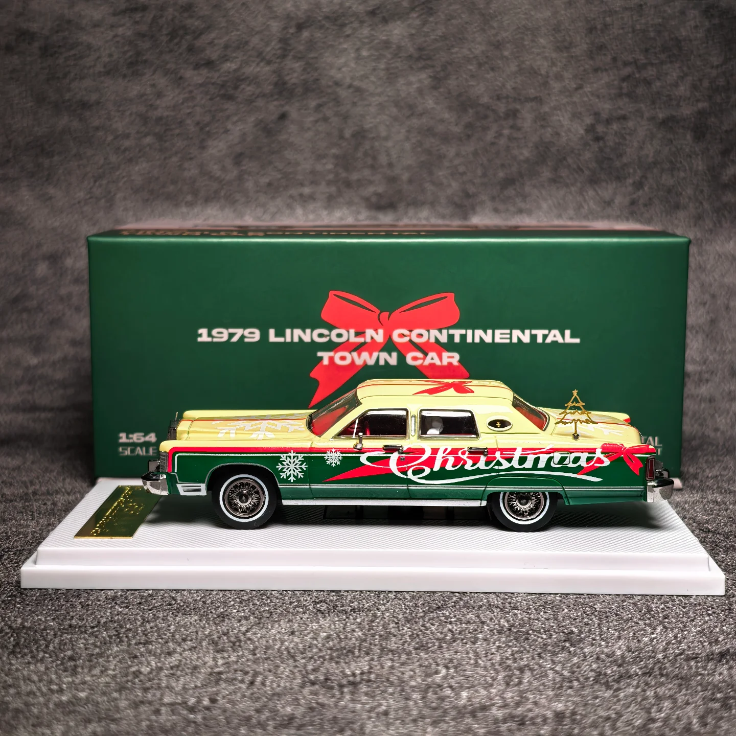 In stock 1: 64. New 1979 model Continental Town Car limited Christmas-themed racing model.Alloy static car model.Limited edition