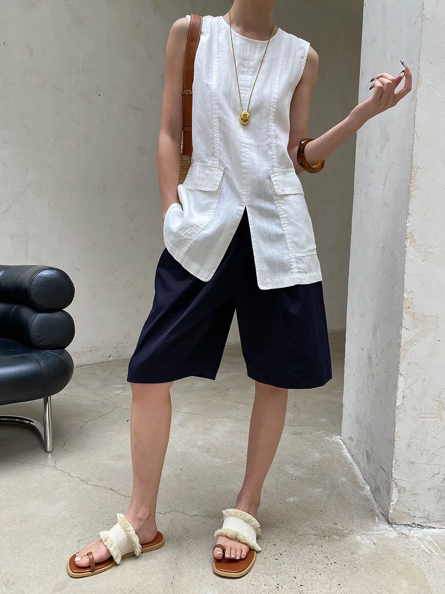 Sommerliche Damen-Weste in einfarbigem Design mit Rundhalsausschnitt und Schlitz vorne, ärmellos. – Detail 17