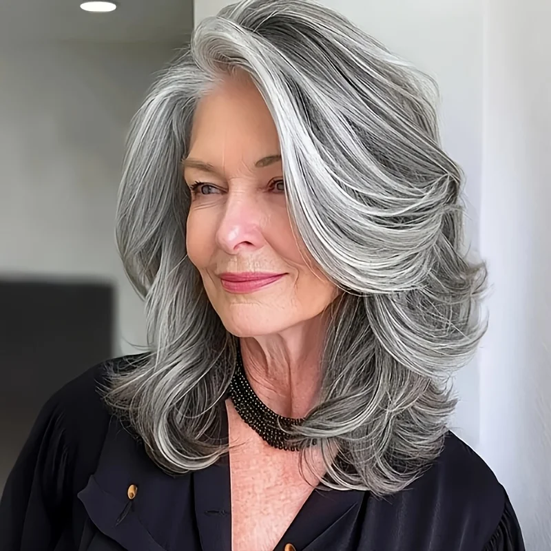 Women's silver-gray wavy short synthetic wig, perfect for daily wear