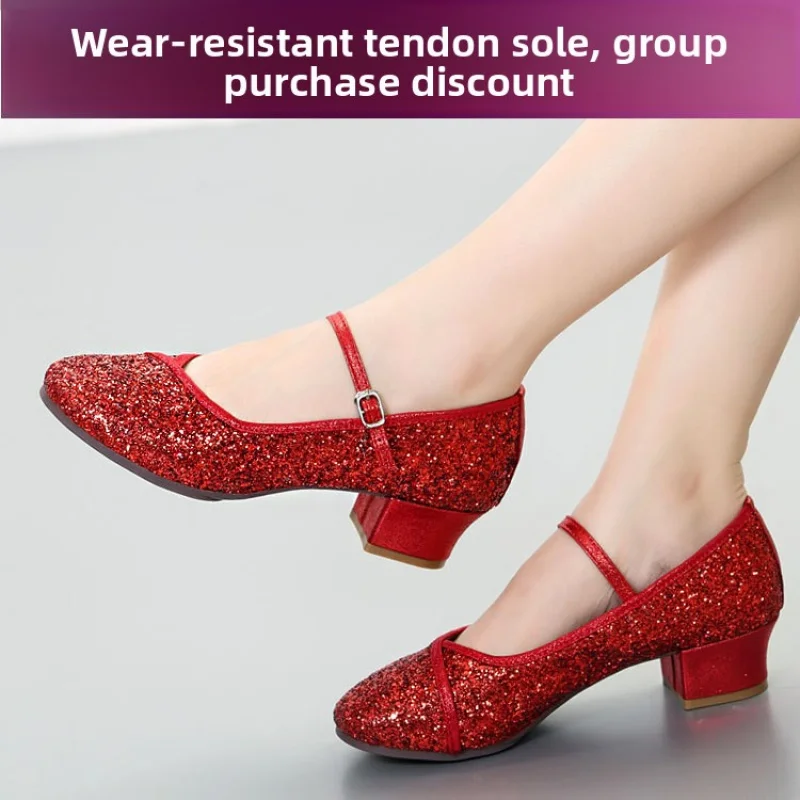 أحذية نسائية مربعة لاتينية جديدة للاستخدام الخارجي بنعل ناعم وكعب منخفض للفصول الأربعة أحذية رقص حديثة لقاعة الرقص
