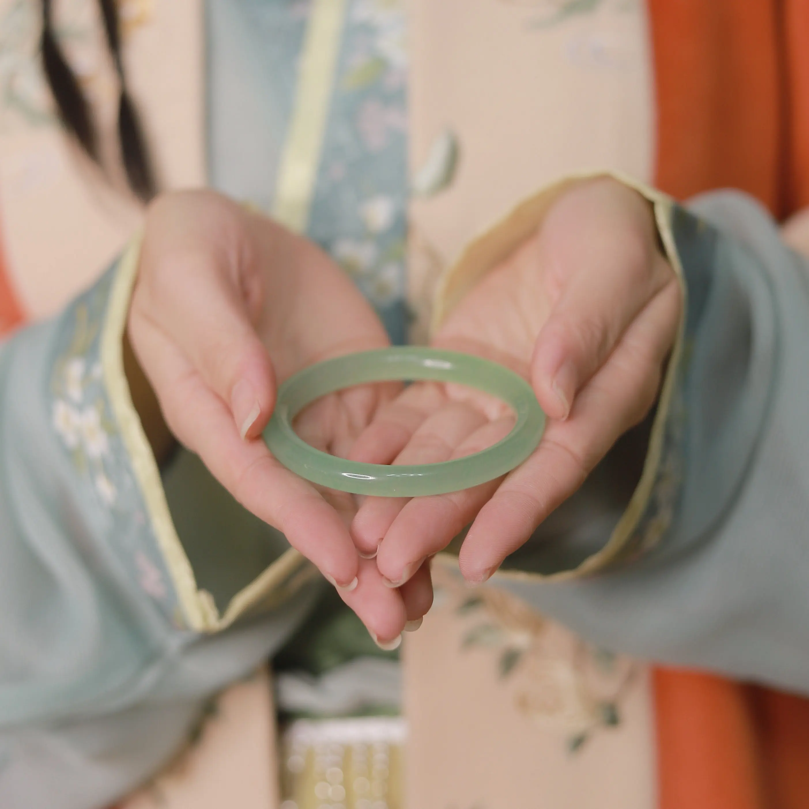 

Натуральный нефритовый браслет из донглингского нефрита для женщин, браслет из нефрита с эффектом сияния, браслет из нефрита цвета лазури.