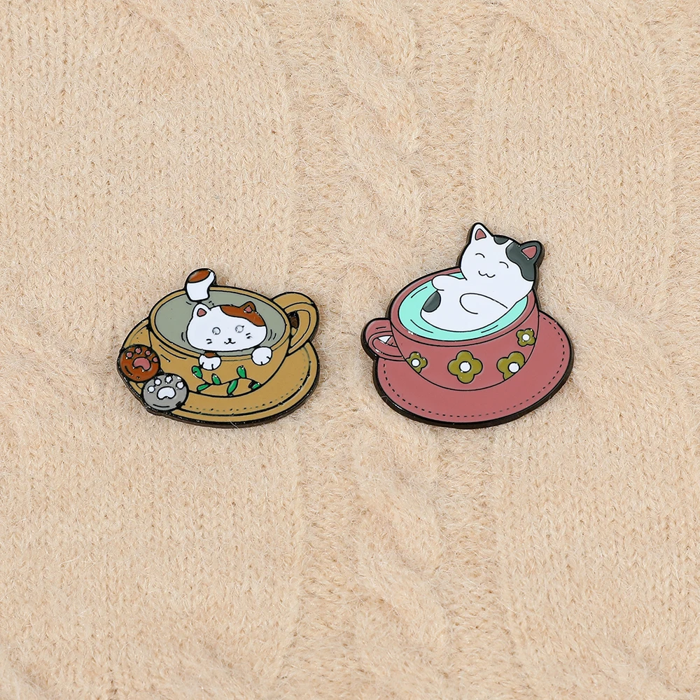 Cartoon Cat Cup Spille smaltate Gatti personalizzati Caffè Spille animali per bambini Amici Borsa Vestiti Spilla Gattino Distintivo Gioielli Regalo