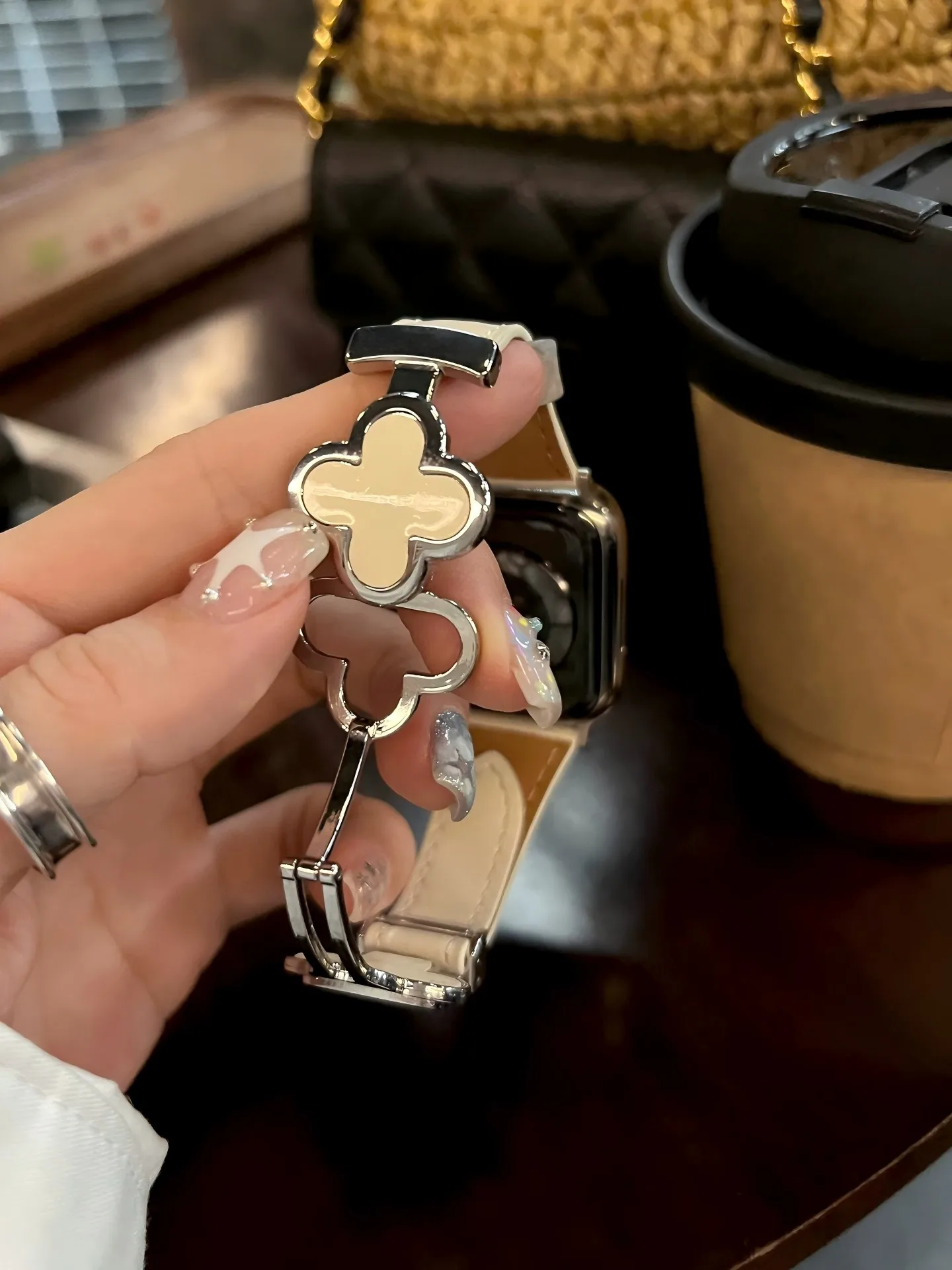 

Four-clover metal leather compatible iWatch strap 38mm 40mm 41mm 42mm 44mm 45mm 49mm fashionable strap