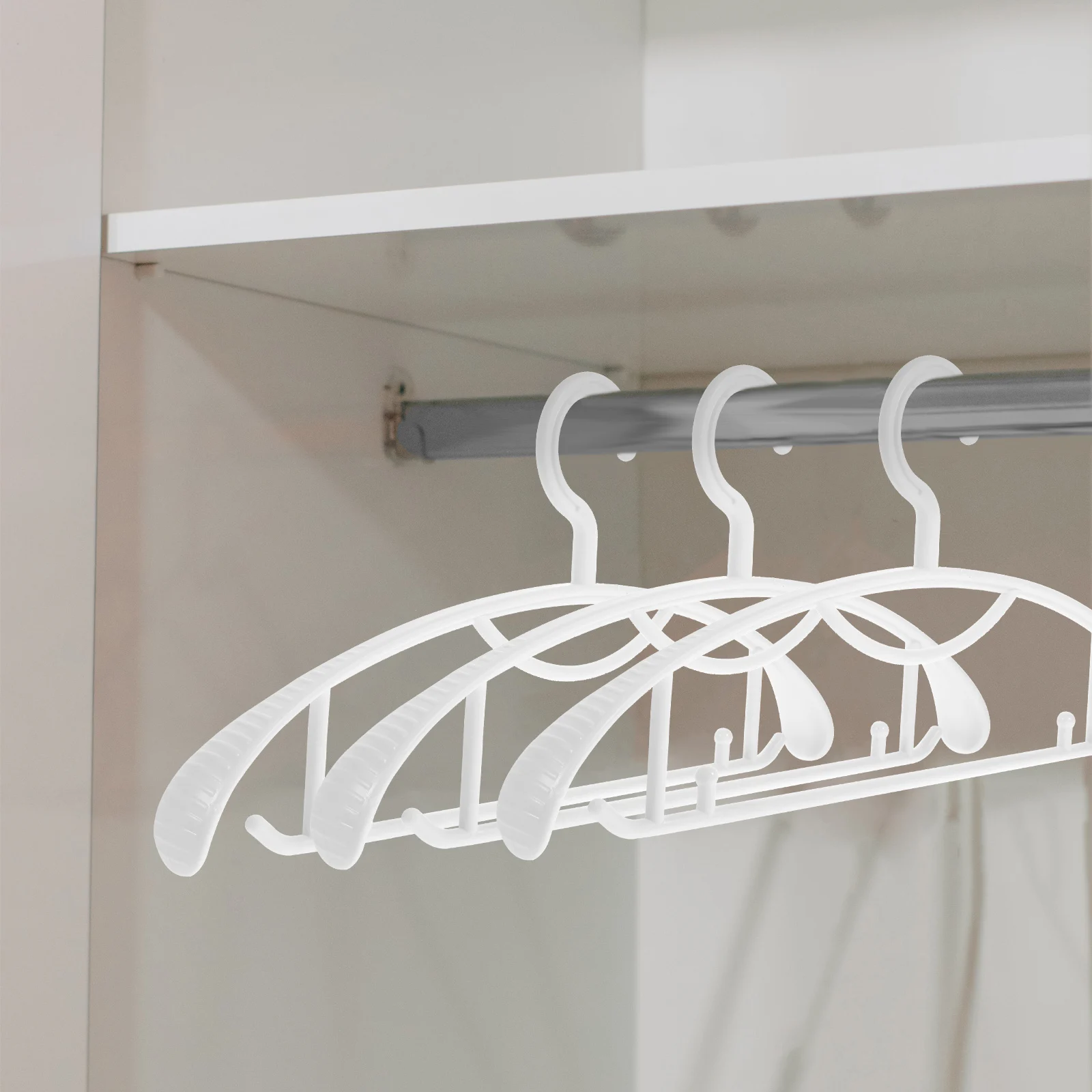 

5 White Widened Non-slip Plastic Hangers Traceless Design Suitable Coats Dresses Sweaters Closet Space Saving Practical Use Home