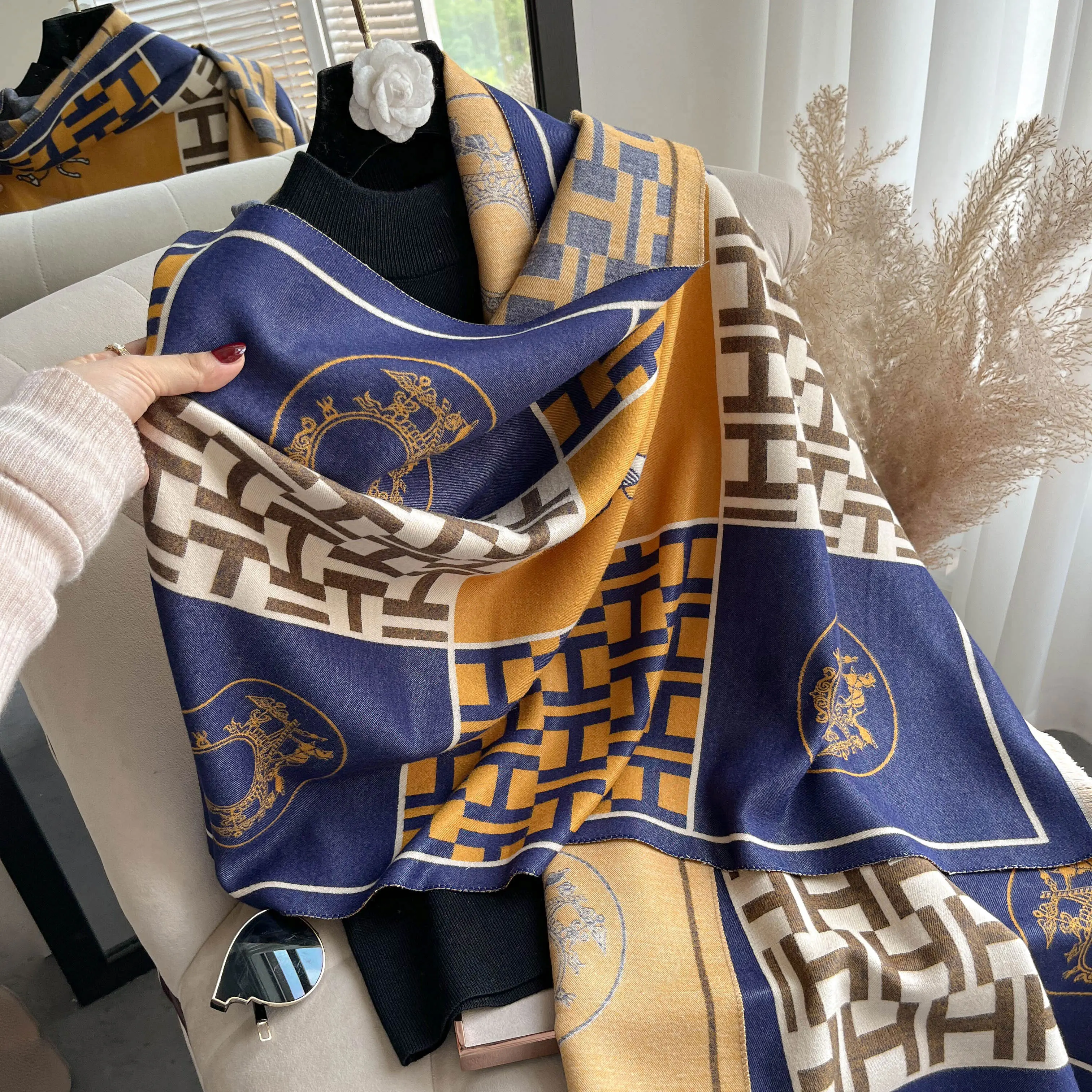 This new thick print winter women\'s luxury scarf mimics Buanda\'s cashmere travel blanket shawl wrapped in Echarpe