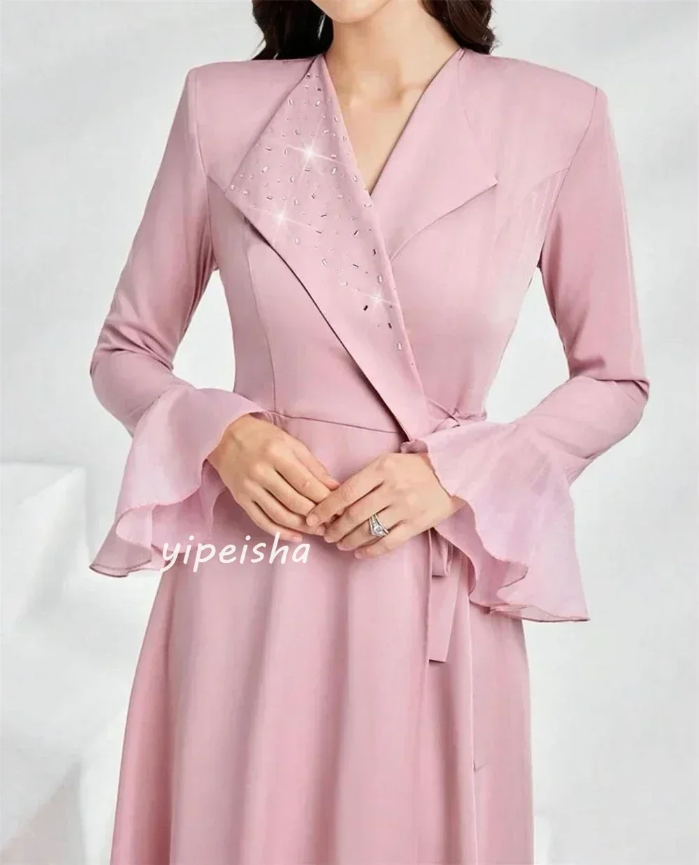 Op maat gemaakte jersey strass ruches feest A-lijn V-hals op maat gemaakte gelegenheidsjurk midi-jurken