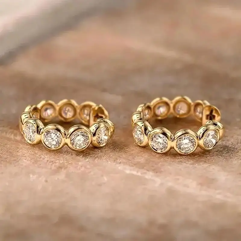 Huitan goldfarbene Creolen für Damen, eingelegt mit glänzendem, rundem CZ, modische Accessoires für Party, Hochzeit, edler, vielseitiger Schmuck – Detail 3