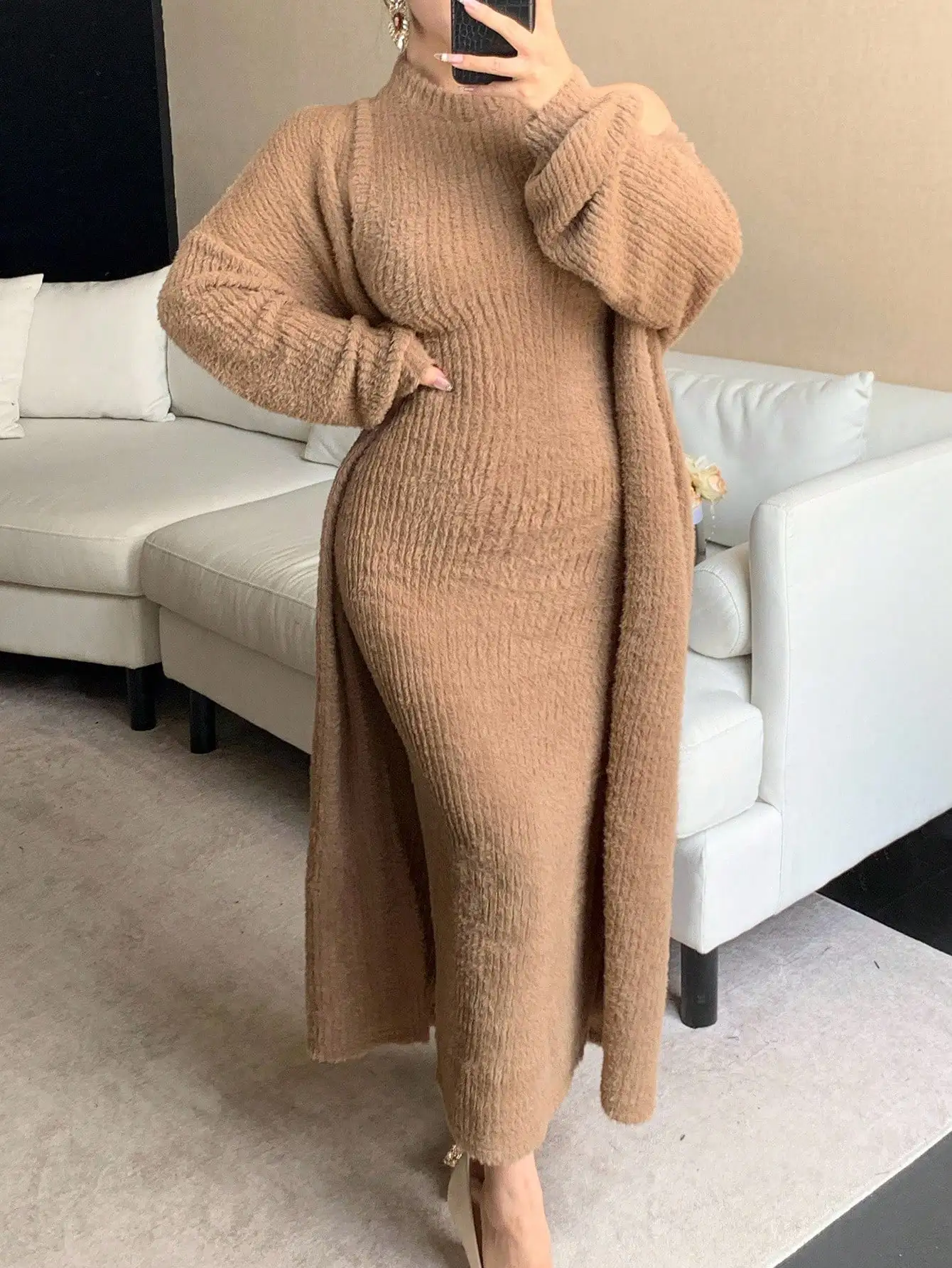 

Комплект из двух предметов: коричневый вязаный свитер и облегающее платье, свободный кардиган, осень-зима