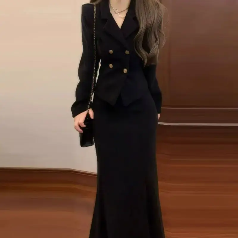 Zweiteiliges Kleiderset, stilvolles und elegantes Winteroutfit, ein komplettes Set, das supermodisch aussieht