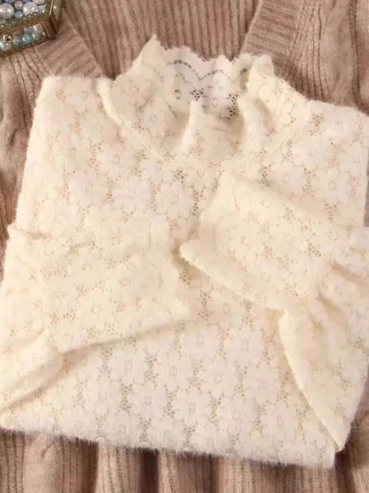 

Женская новая модель 2024 года: Кружевная базовая блузка с длинным рукавом и высоким воротником, на флисовой подкладке, для многослойных образов, с эффектом высококачественного материала.