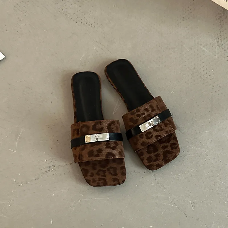2026 New Summer Women's Metal Lock Flat Slide Sandals Retro Fashion Slimming Non Slip Daily Open Toe Slippers view 5