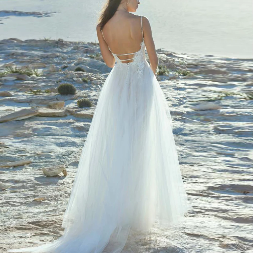 ชุดแต่งงานผ้าทูลล์แบบเปิดหลัง สายเดี่ยวเซ็กซี่  ตกแต่งลูกไม้สไตล์โบฮีเมียน สำหรับเจ้าสาวชายหาด