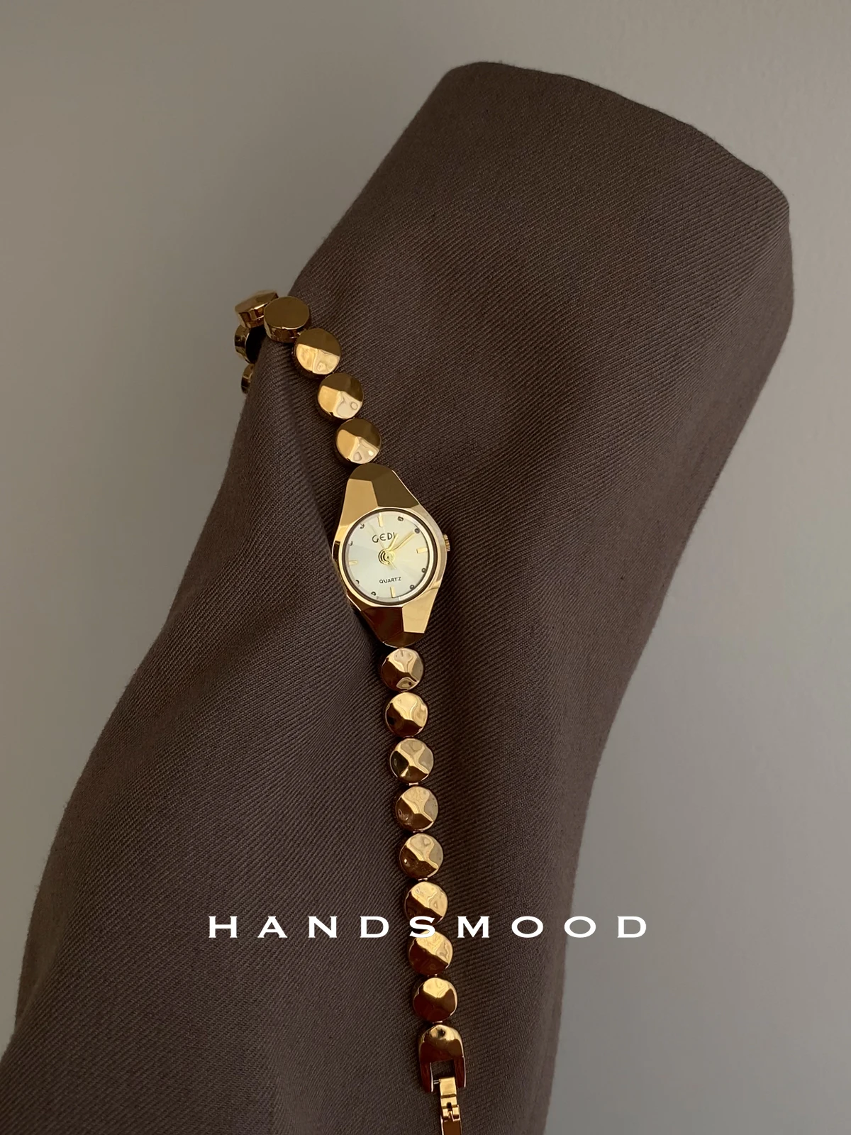 Luxury exquisite high-end gold watch fashionable temperament small gold watch ladies stainless steel watch gift for women