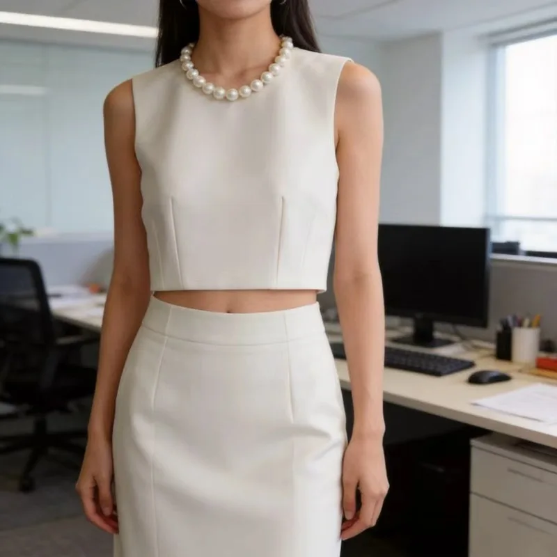 

Популярный в этом году костюм-двойка: элегантный топ без рукавов с объемными бусинами и многослойная юбка с высокой талией — тренд сезона