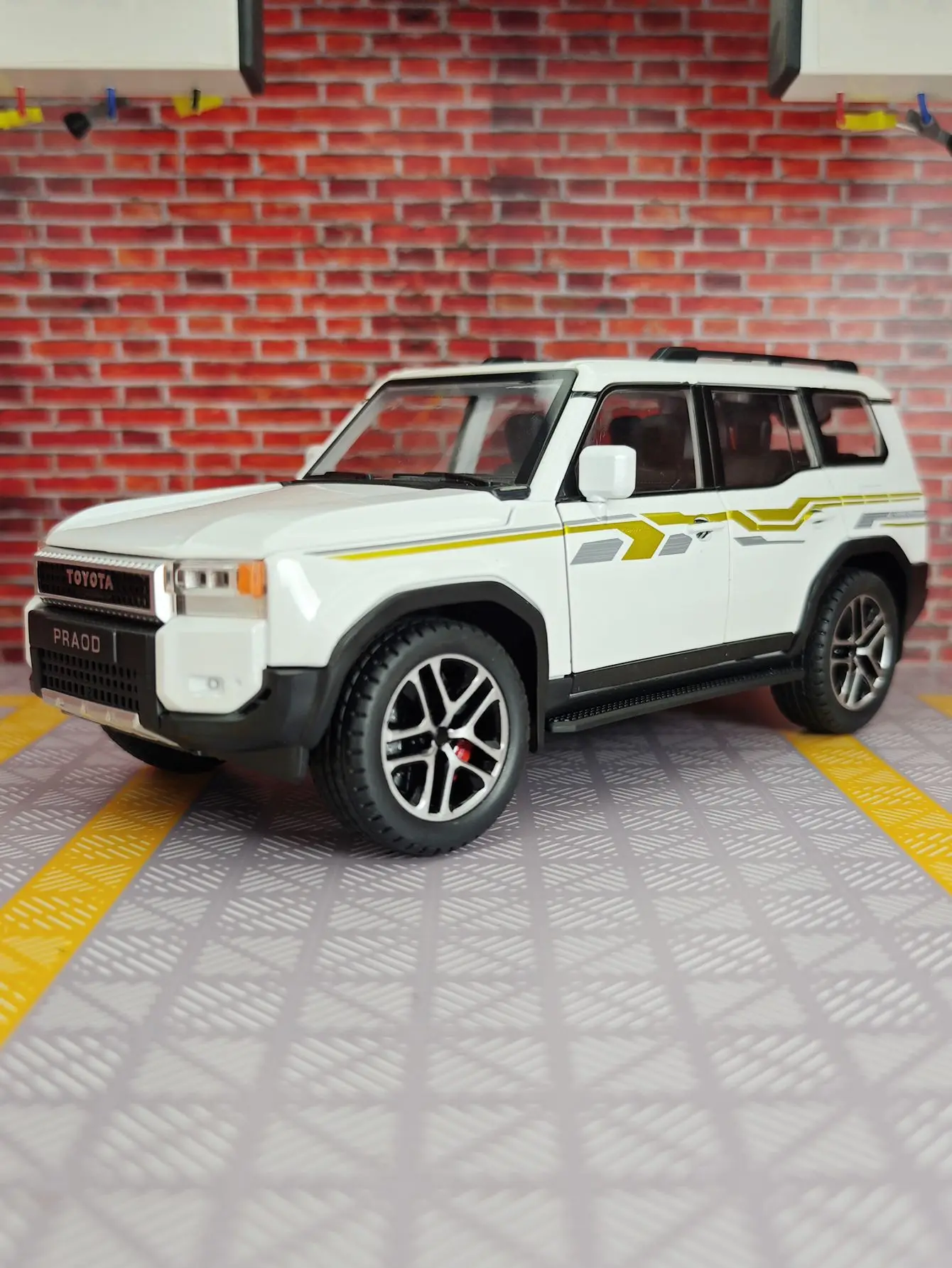 1:24 simulation Toyota Prado LC250 alloy car model doors and the front hood and trunk door can also be opened rich in details