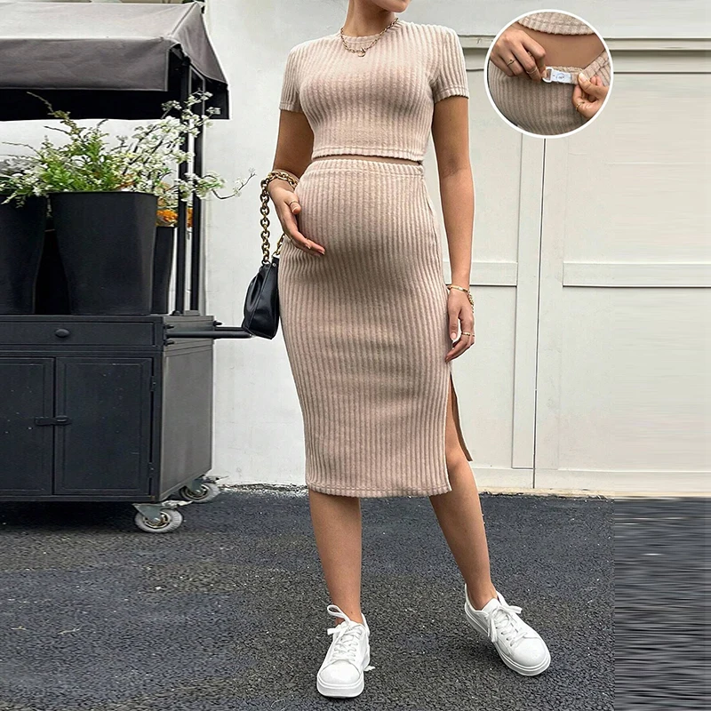 

Новые комплекты одежды для беременных из 2 предметов: облегающая футболка средней длины и юбка миди с регулируемой талией и разрезом, удобные комплекты для беременных.