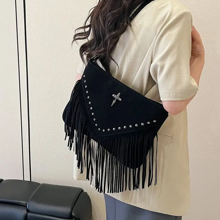

2025 Autumn 305 New Bag Cover Shoulder Bag Fringed Bag Fashion Trend Versatile Portable Rivet Women's Bag