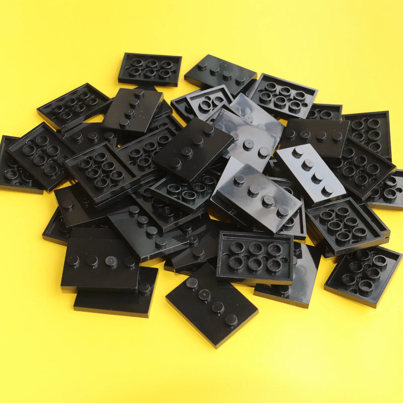 แผ่นฐานตั้งฟิกเกอร์ 50 ชิ้น 100 ชิ้น แบบปรับแต่ง ขนาด 3x4 นิ้ว พร้อม 4 รูยึดตรงกลาง สีดำ ใช้ได้กับฐานตั้งฟิกเกอร์ รุ่น 88646