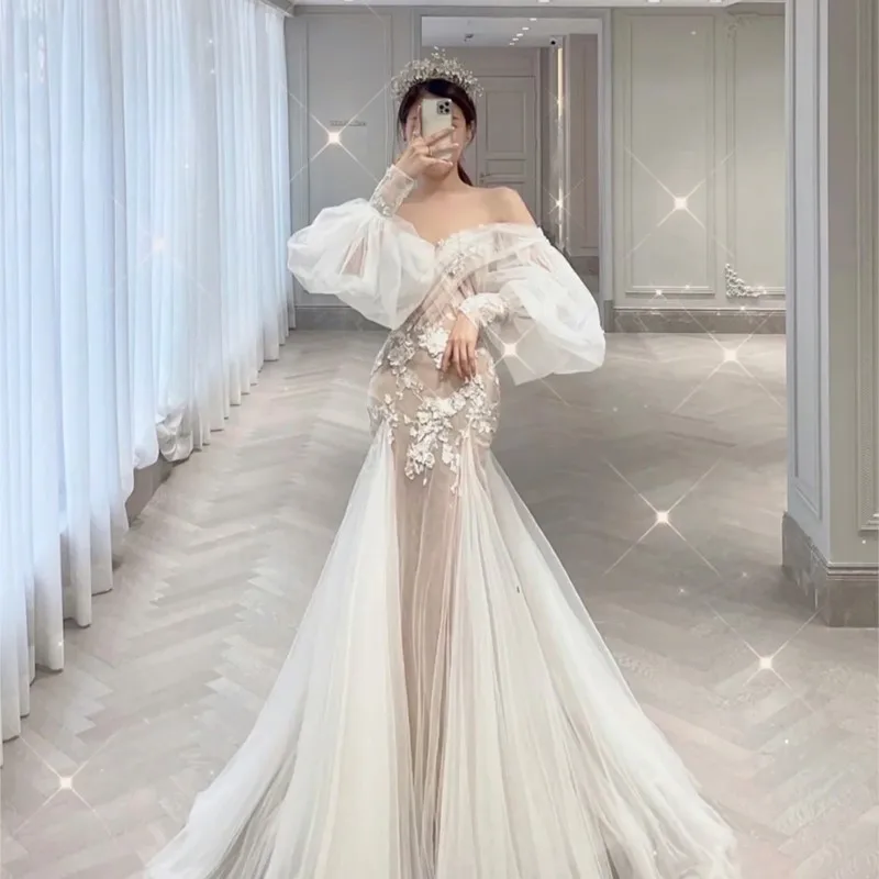 

A fish-tail light and small trailing dress that covers the arms when going out