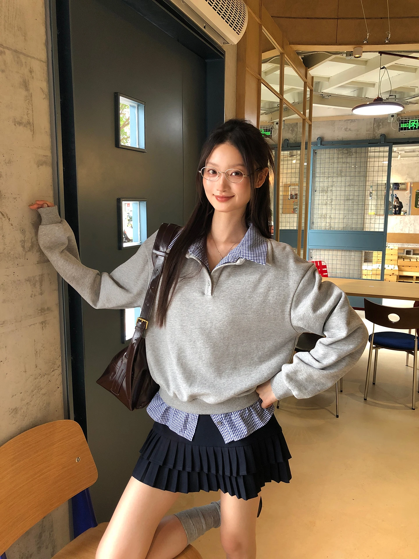 

Серая женская толстовка с длинным рукавом и воротником, весенняя новинка, без капюшона, в американском стиле, имитация двухслойности, красная, как у знаменитостей.