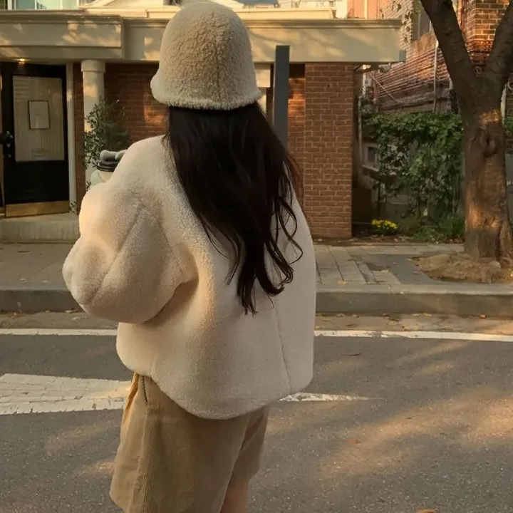 เสื้อโค้ทแฟชั่นสไตล์เกาหลีสำหรับผู้หญิง ทรงหลวม อุ่นสบาย เหมาะสำหรับฤดูใบไม้ผลิ ฤดูใบไม้ร่วง และฤดูหนาว ติดกระดุม แต่งขนเฟอร์ สไตล์สตรีทแวร์สุดชิค