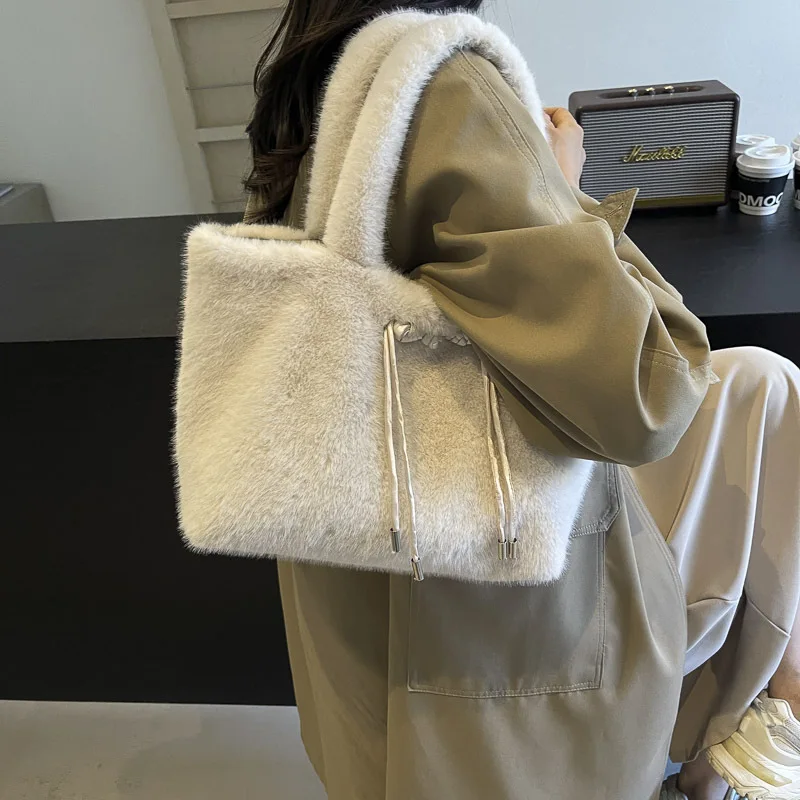 

Универсальная пригородная сумка большой вместимости 2025 г. — женская плюшевая пушистая сумка A/W, ручная/сумка на одно плечо