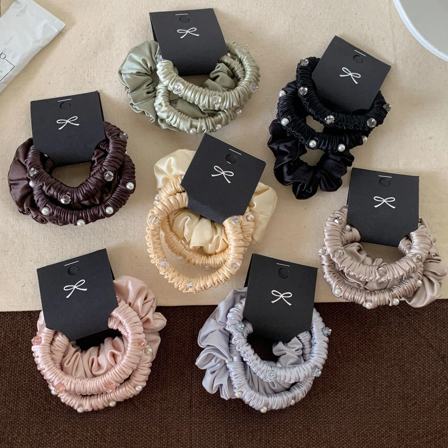 3 Stück Einfache Perlen-Kristall-Haargummis Hochelastische Schlichte Satin-Plissee-Scrunchies Haaraccessoires Satin-Falten-Haargummis – Detail 1
