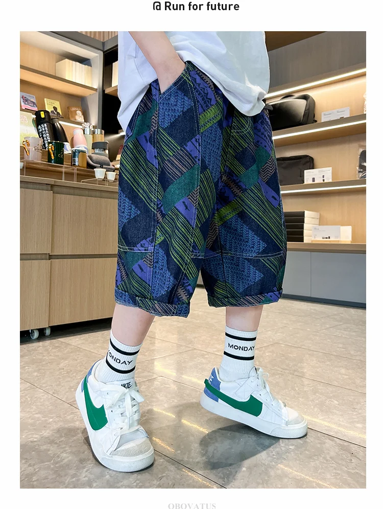 Neue, modische Jeansshorts für Jungen im Teenageralter, ideal für den Sommer, als Teil eines stylischen Streetwear-Outfits, lässige Caprihosen mit Print, für Kinder und Jugendliche, Größe 5-14 Jahre. – Detail 7