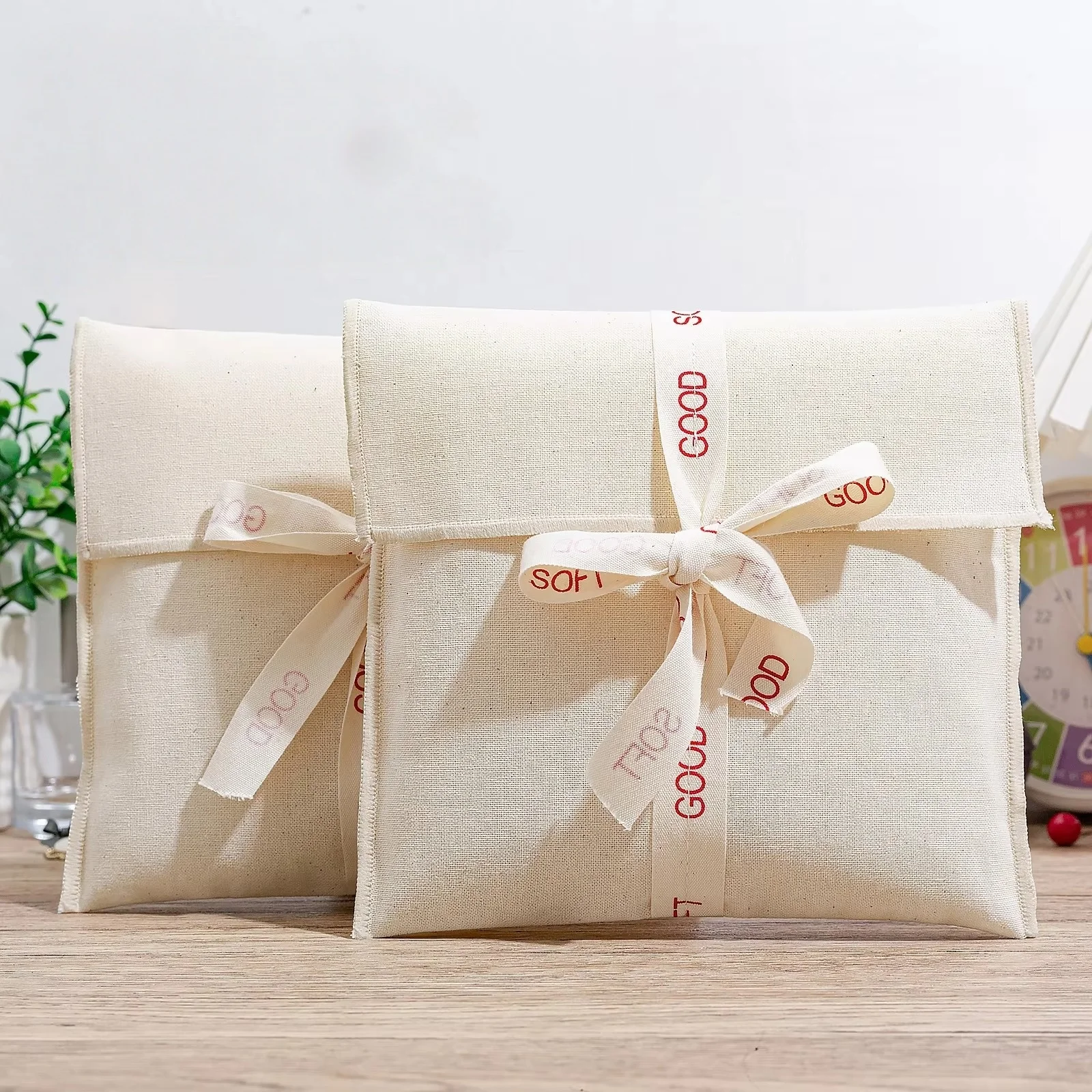 

Eco-friendly Cotton Envelope Cosmetic Jewelry Packing Bag With Ribbon Custom Printed Logo Gift Baby Clothes Muslin Dust Bag