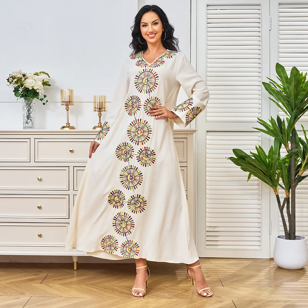 

New Style Muslim Robes From Turkey in The Middle East V-neck Dresses with Cord Embroidery Craftsmanship for Arab Ladies in Dubai