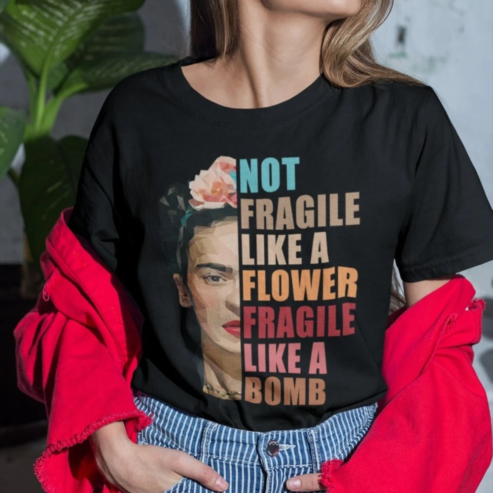 Não é frágil como uma flor, é frágil como uma bomba, camiseta vintage engraçada, camiseta Frida Khalo, camiseta feminista, direitos das mulheres, streetwear