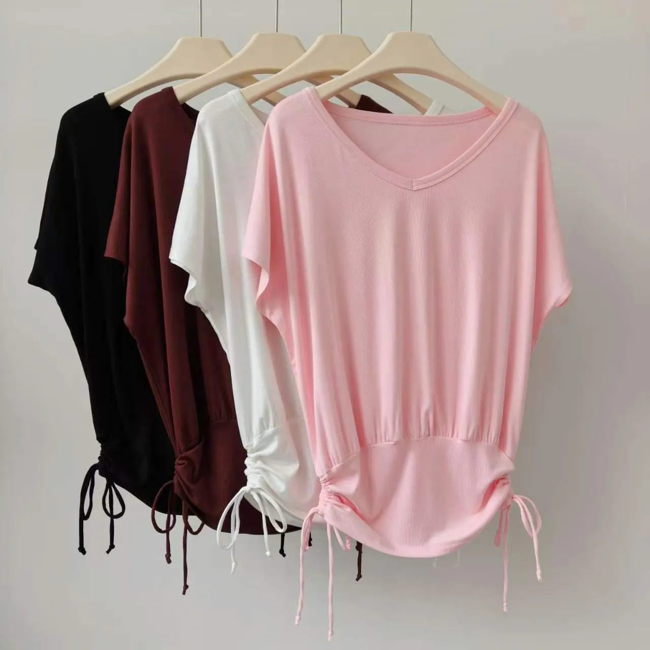Sommerliches Yoga-T-Shirt mit V-Ausschnitt für Damen, aus Baumwolle, locker geschnitten, figurformend, weich, Sport-T-Shirt, kurzärmeliges Pilates-Shirt, lässiges Fitness-Oberteil. – Detail 1