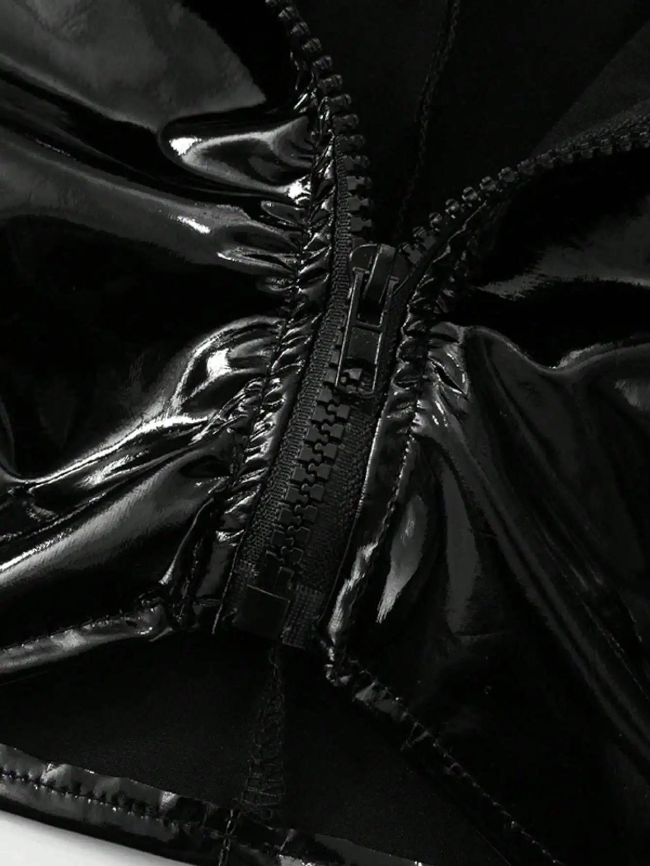 Conjunto de cuero con cremallera sexy para fiesta: dos piezas con pantalones cortos con panel de malla y top de manga larga