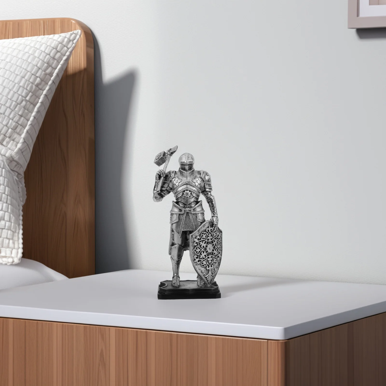 

Resin Medieval Guard Statue Vintage Handcrafted Knight Decorative Ornament Desk Living Room Office Miniature Home