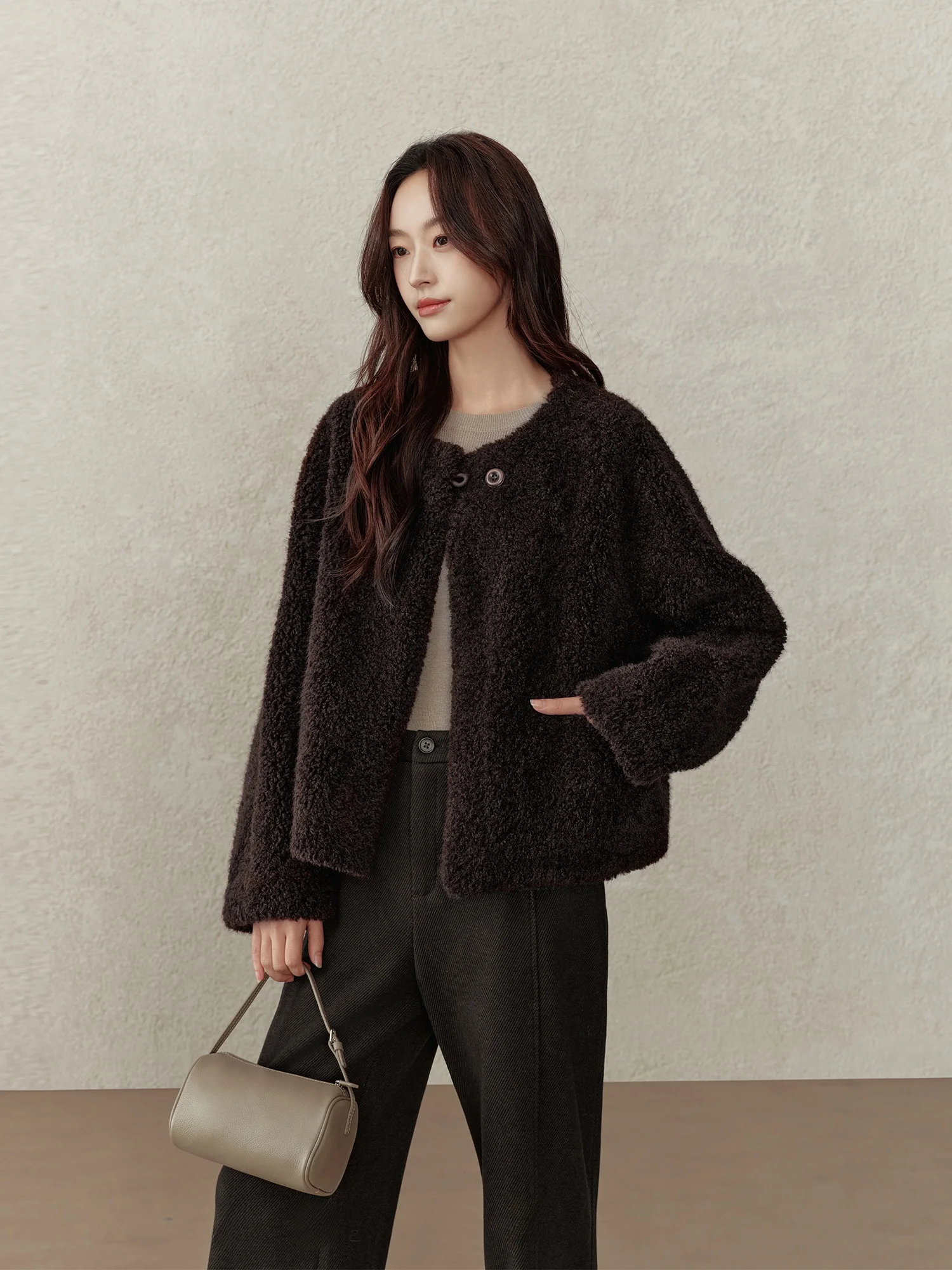 

Женское короткое стеганое пальто из искусственного верблюжьего меха с круглым воротом, утепленное, с длинными рукавами, для невысоких женщин