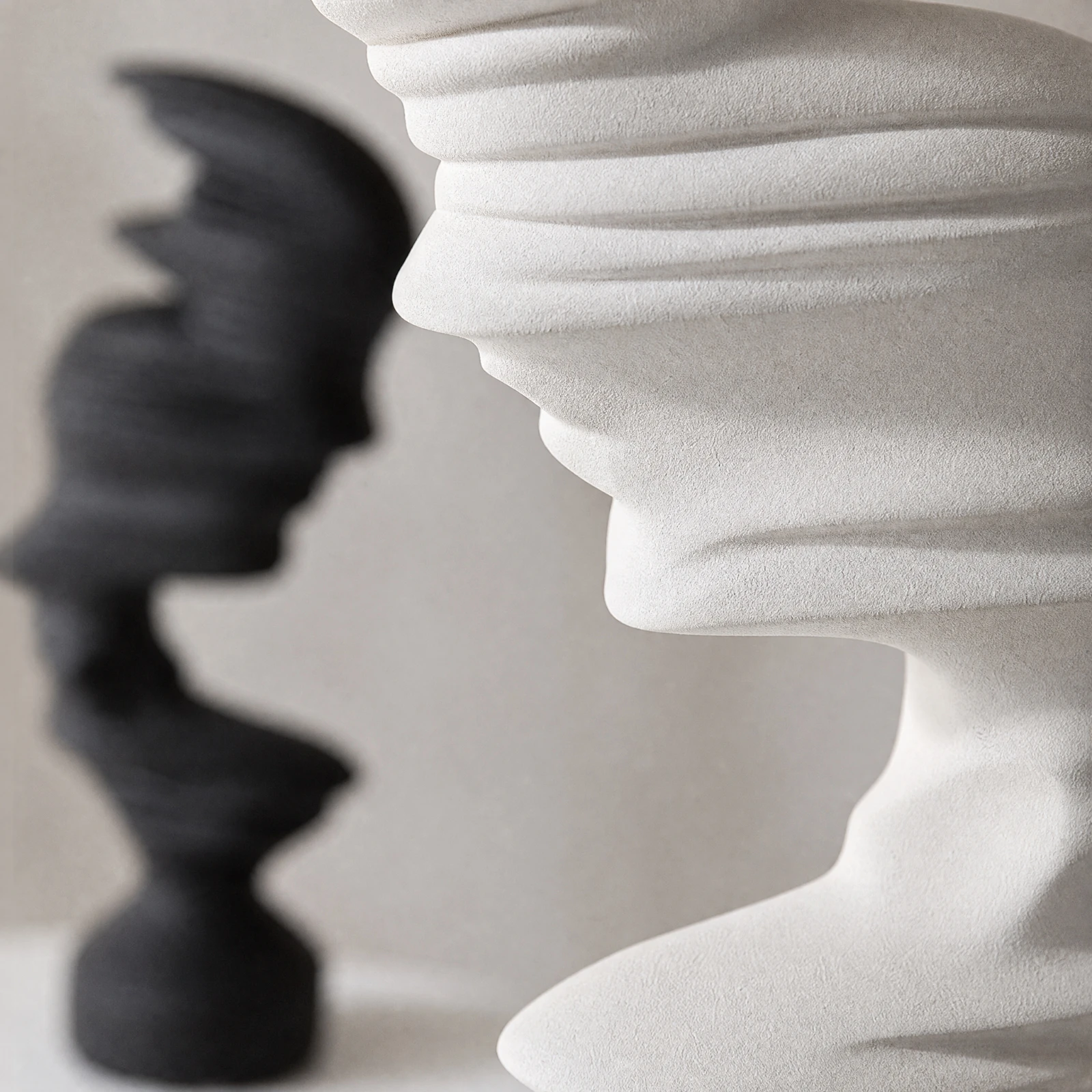 2-pieces-sculptures-abstraites-representant-des-figures-humaines-avec-socles-statues-en-resine-aux-formes-fluides-a-poser-sur-une-table-ideales-comme-centre-de-table