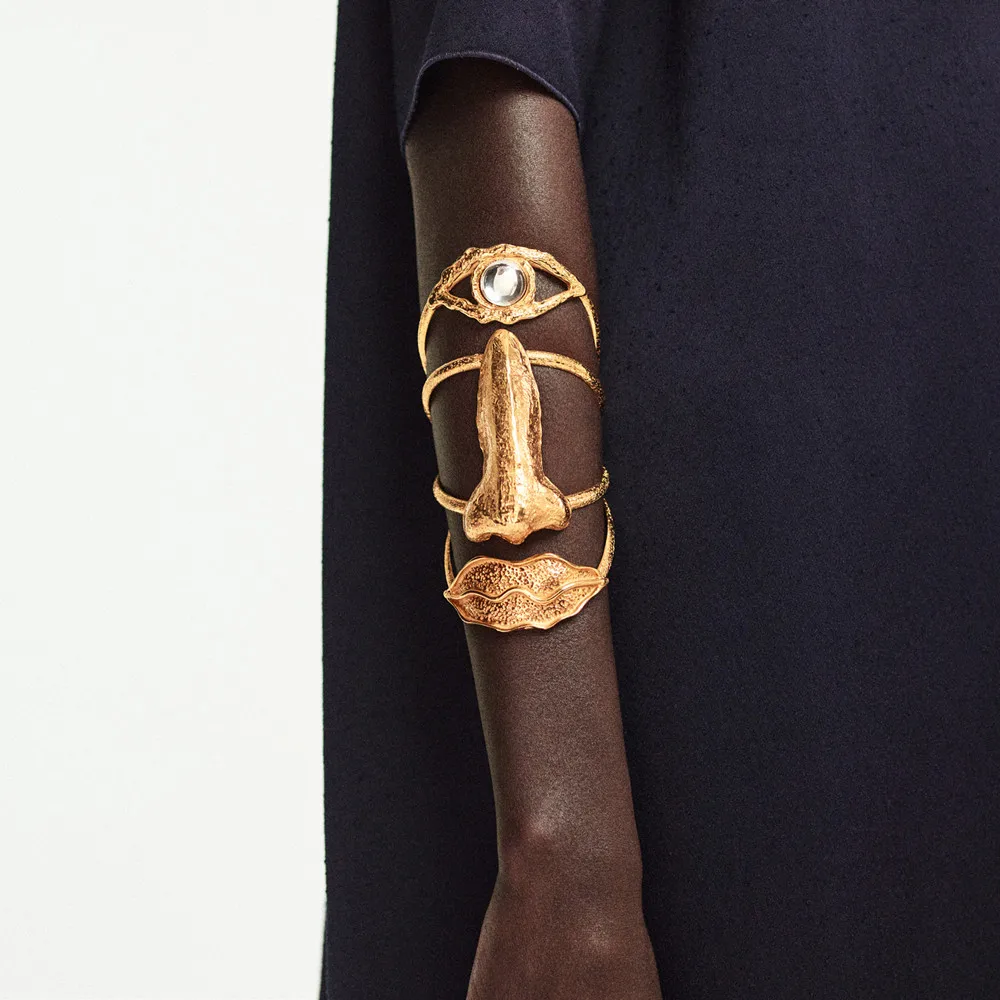 العلامة التجارية عرض الأزياء سبيكة متعددة الطبقات الأنف عيون الشفاه الكفة سوار للنساء مجوهرات مبالغ فيها اليد المفتوحة أساور اكسسوارات