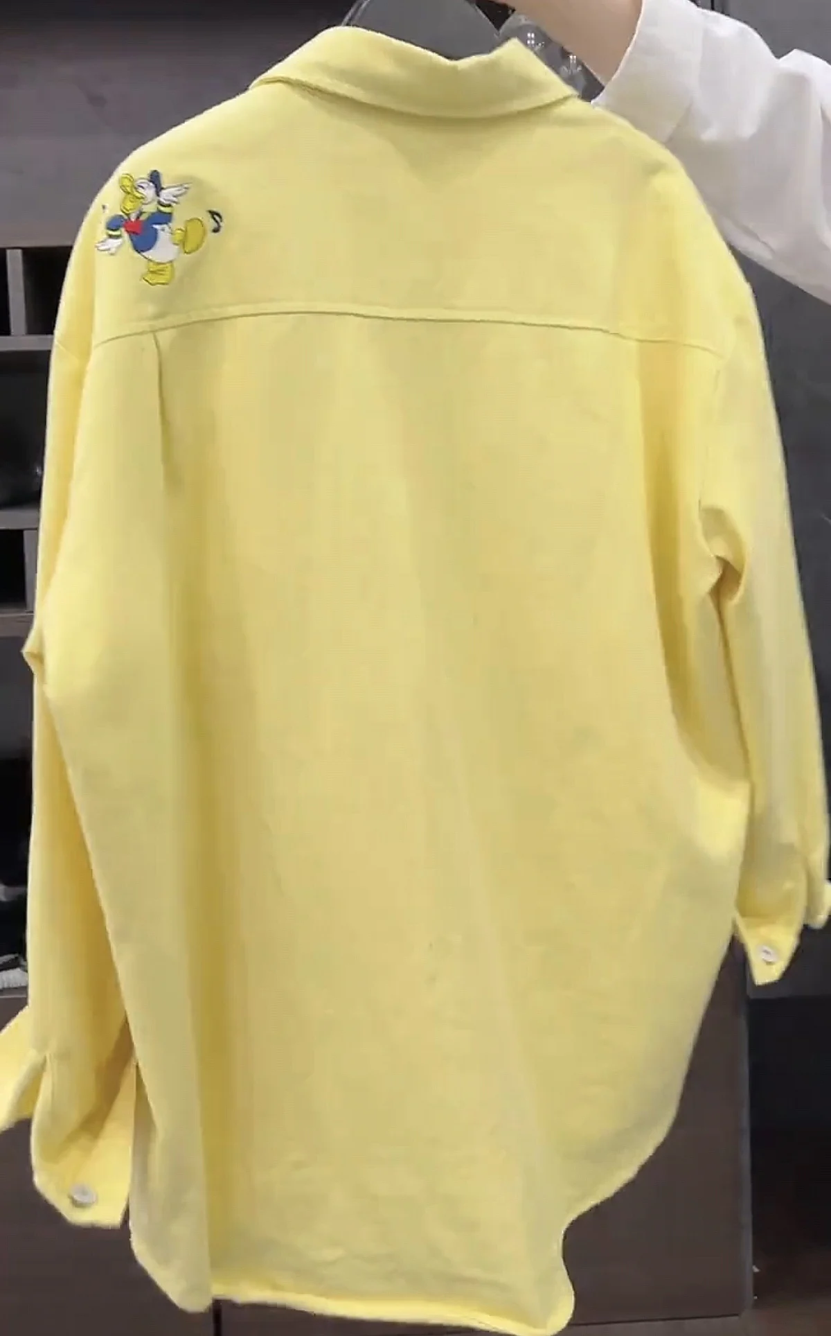 بلوزات نسائية صفراء جديدة لربيع وخريف 2025 تناسب كل مباراة تطريز لطيف دونالد داك سترات فضفاضة بأكمام طويلة قمصان غير رسمية