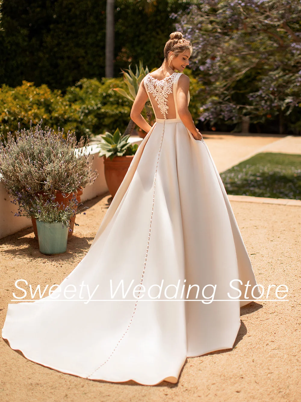 Champagne Wedding Dresses Elegant Sleeveless Scoop Illusion Back Applique Ball Gown Bride Dress Sweep Train Pocket Bridal Gowns