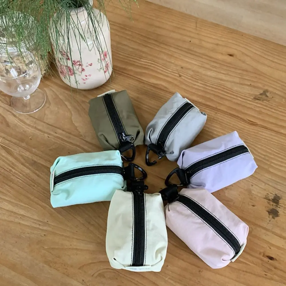 Kwadratowa, przenośna portmonetka z nylonu w stylu koreańskim, jednolita, zapinana na zamek, mała torba na drobiazgi, miękka kosmetyczka o dużej pojemności, etui na słuchawki.