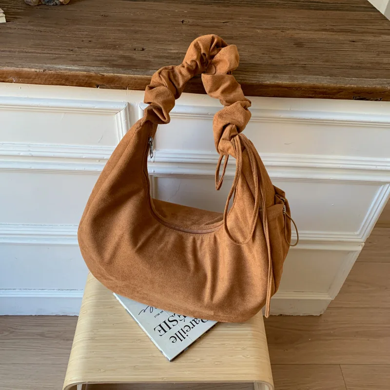 

Осень-зима 2025: замшевые сумки на плечо с рюшами в корейском стиле, сумки-облака, большие вместительные дорожные сумки