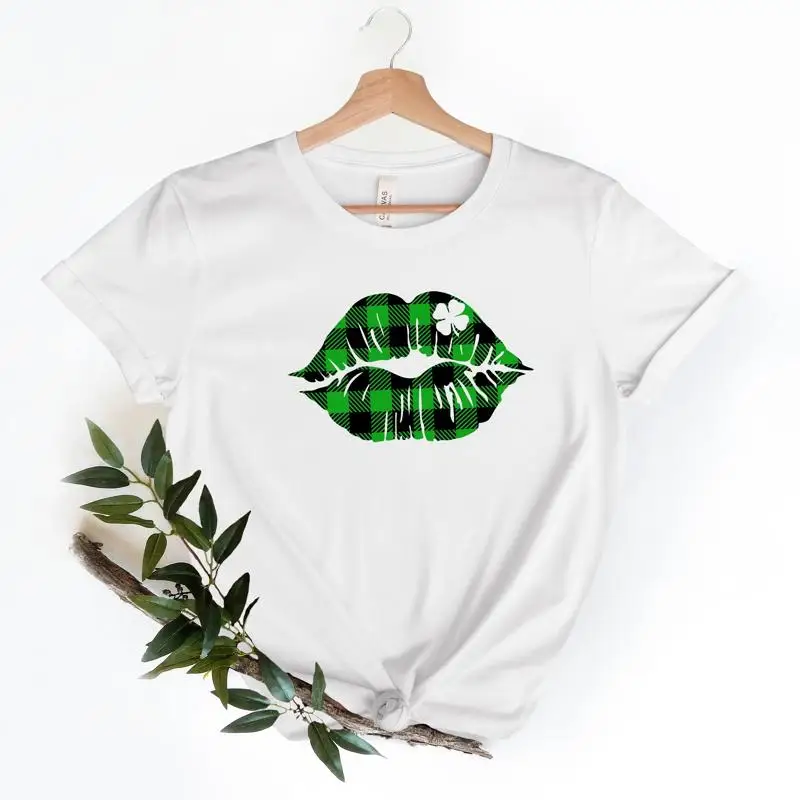 Футболка ко Дню Святого Патрика Lucky Kiss Irish Lip Shamrock для женщин