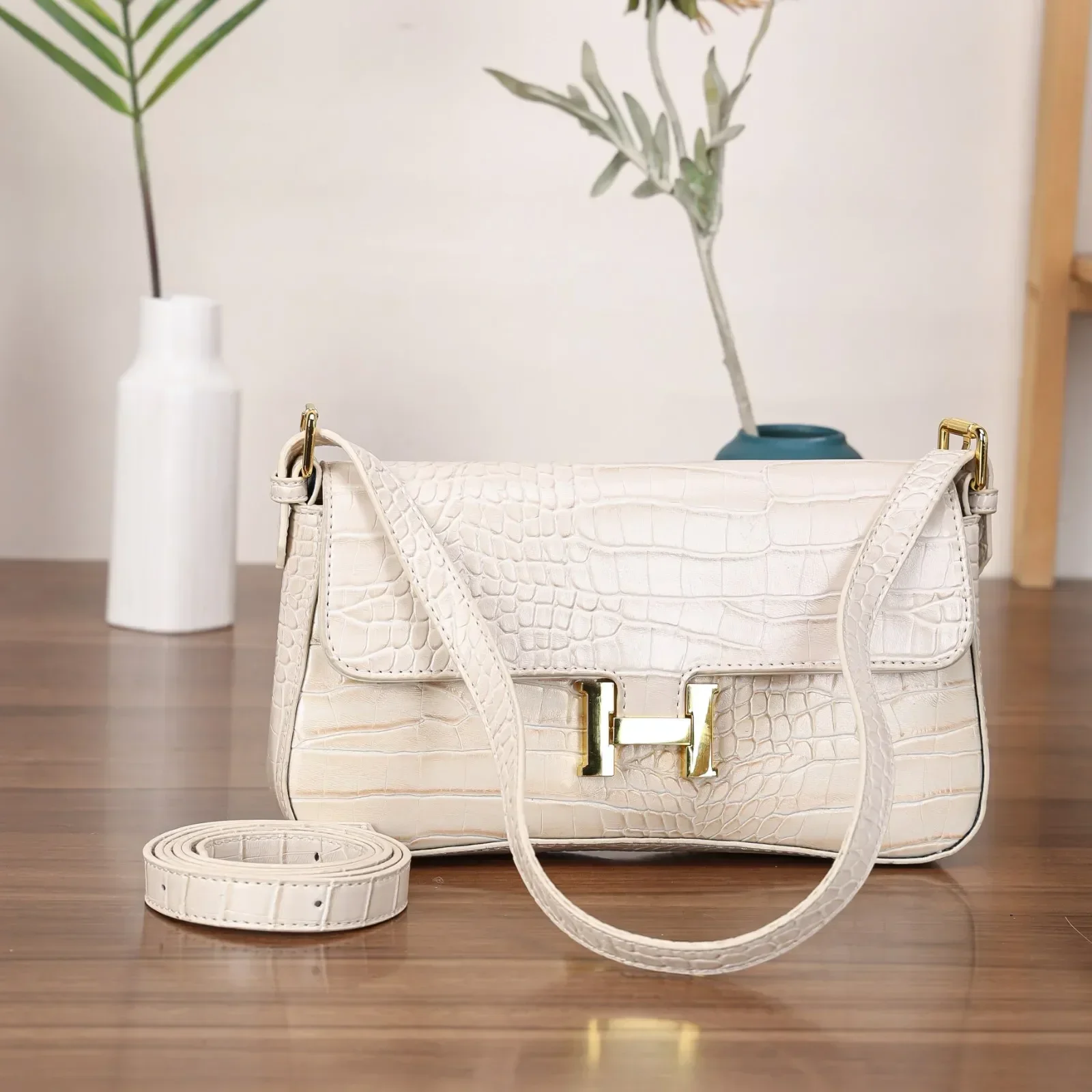

Vintage Classic Paris Inspired Fashion Bag for Women with Messenger Crossbody Function and Solid Color