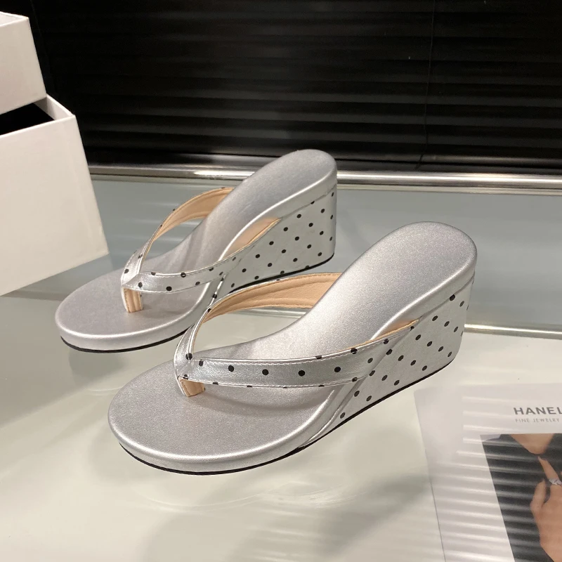 

2026 Summer Women Platform Sandals New Thick Bottom Slippers Ladies Summer Hundred with Polka Dot Clip Toe Flip-flops Shoes